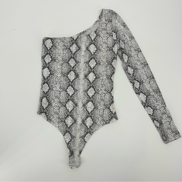 Tilly’s West of Melrose One Shoulder Snakeskin Bodysuit - Picture 2 of 4